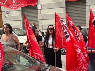 Protesta davanti alla sede Adecco di Torino