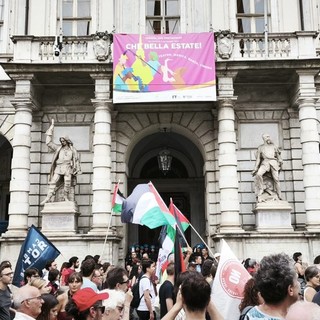 L'immagine di una iniziativa pro Gaza di fronte al Comune di Torino