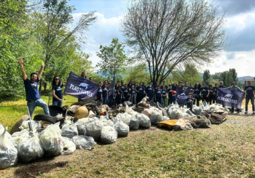 Foto di archivio di volontari di Plastic Free in azione