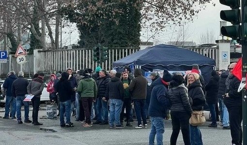 Presidio davanti alla Porta 2 di Mirafiori questa mattina