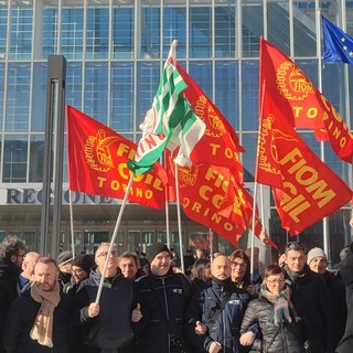 protesta sindacale davanti al grattacielo