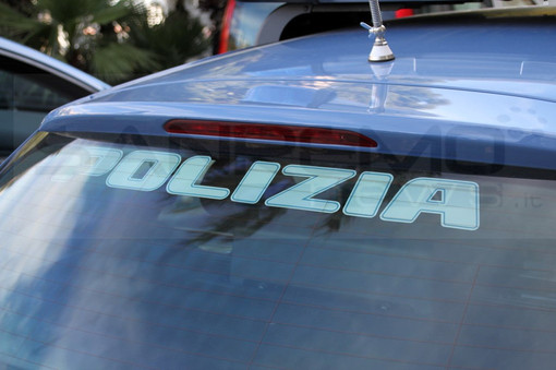 Inseguimento da film in centro: scappa (senza patente) su un'auto rubata ai turisti, fermati tre uomini