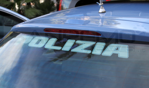 Inseguimento da film in centro: scappa (senza patente) su un'auto rubata ai turisti, fermati tre uomini Inseguimento da film in centro: scappa (senza patente) su un'auto rubata ai turisti, fermati tre uomini