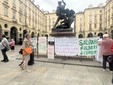 Protesta degli ambientalisti davanti al Comune di Torino