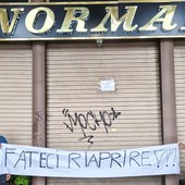 La protesta dei lavoratori davanti al Bar Norman