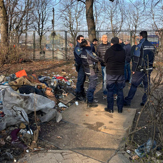 Tra i rifiuti e il degrado dei bivacchi all'ex piscina Sempione: dopo lo sgombero si pulisce l'area [VIDEO]