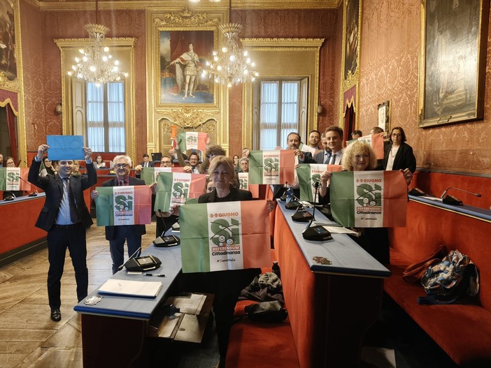 &quot;Sì al referendum sulla cittadinanza&quot;, protesta nella Sala di Torino