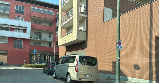 Il parcheggio riservato ai disabili in via Capua