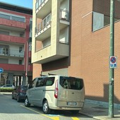 Il parcheggio riservato ai disabili in via Capua
