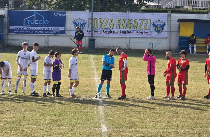 I saluti prima del calcio d'inizio