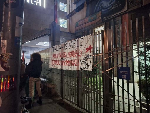 Presidio davanti alla Rai: &quot;Meglio senza Mondiali che complici di criminali&quot;