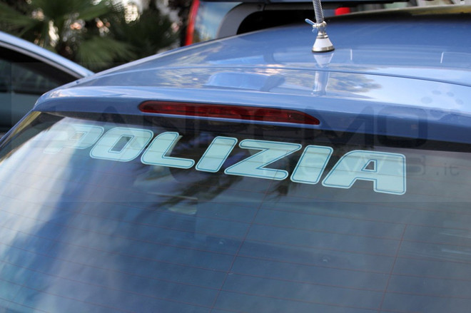 Inseguimento da film in centro: scappa (senza patente) su un'auto rubata ai turisti, fermati tre uomini