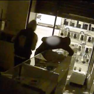 Colpo in Barriera: rubati 13 smartphone, ma incastrati dai documenti nello zaino della refurtiva Colpo in Barriera: rubati 13 smartphone, ma incastrati dai documenti nello zaino della refurtiva