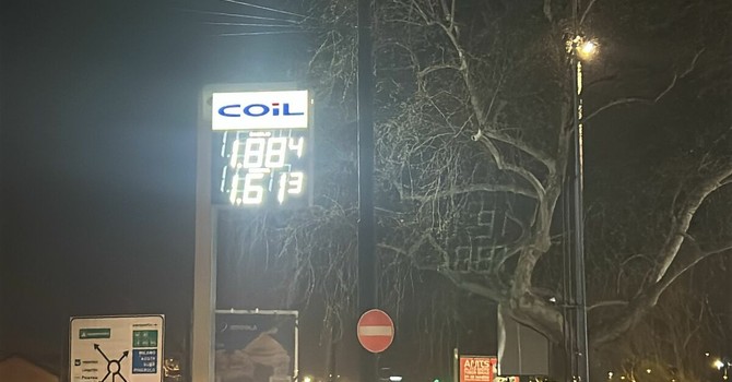 Un giorno di attesa, poi Torino "festeggia" i prezzi ribassati di benzina e diesel