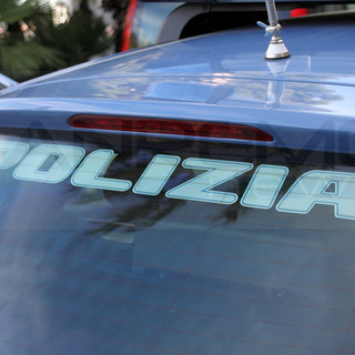 Inseguimento da film in centro: scappa (senza patente) su un'auto rubata ai turisti, fermati tre uomini