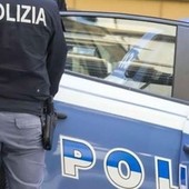 auto della polizia con agente in piedi di lato