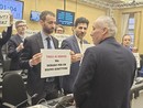 La protesta degli esponenti del Pd durante il Consiglio regionale
