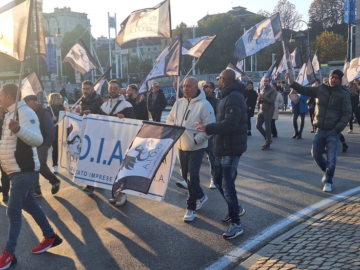 Dai furti ai cantieri fermi, gli ambulanti in piazza &quot;Salviamo i mercati di Torino&quot;