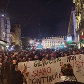 Protesta per Gaza nella ricorrenza dell'attentato di Hamas: almeno seimila persone in corteo tra cori e bandiere
