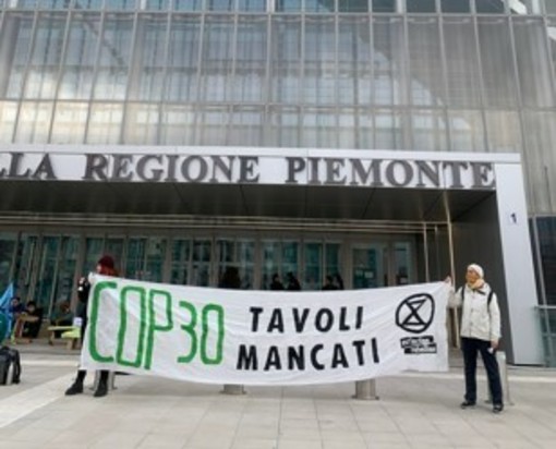 La protesta degli attivisti di Extinction Rebellion davanti alla Regione