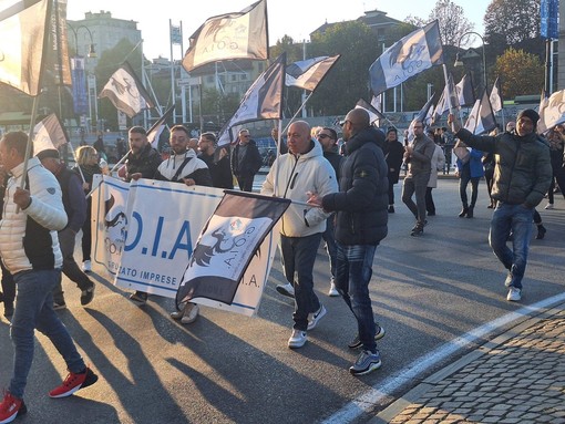 Dai furti ai cantieri fermi, gli ambulanti in piazza &quot;Salviamo i mercati di Torino&quot;