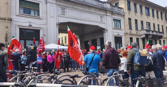 Alle Molinette la protesta per la sanità pubblica e l'autosufficienza Alle Molinette la protesta per la sanità pubblica e l'autosufficienza