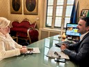 due persone alla scrivania