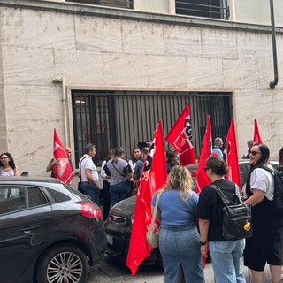 Protesta davanti alla sede Adecco di Torino