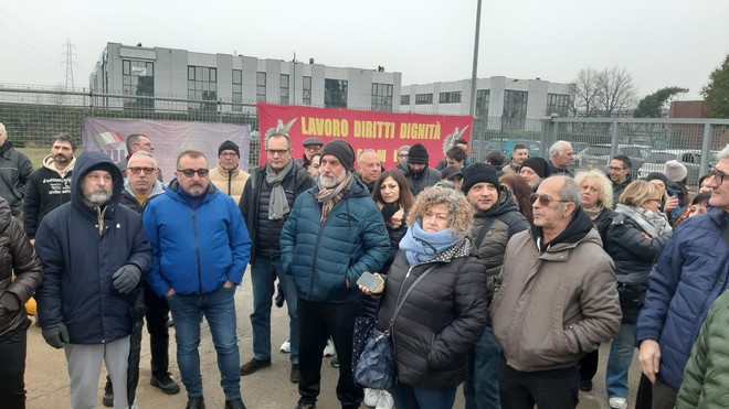 Uno dei presidi dei lavoratori Lear, nei mesi scorsi