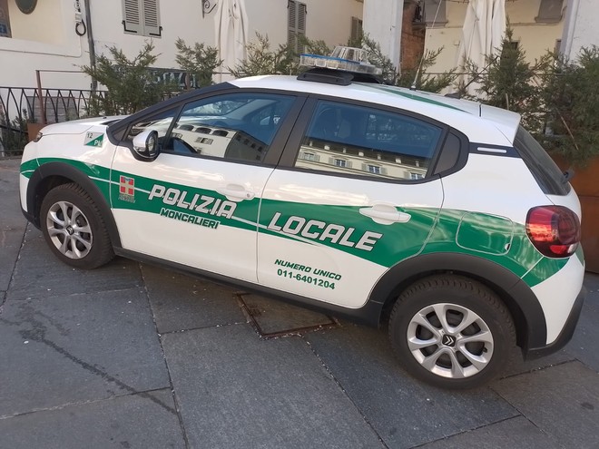 Aggredisce i passanti e dà fuoco alle fioriere: interviene la Polizia locale di Moncalieri