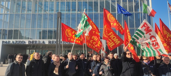 protesta sindacale davanti al grattacielo