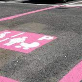 A Torino arrivano gli "stalli rosa", parcheggi gratis per due ore per mamme e neogenitori