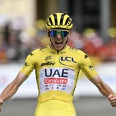 Tadej Pogacar in maglia gialla, dopo aver indossato quella rosa al Giro