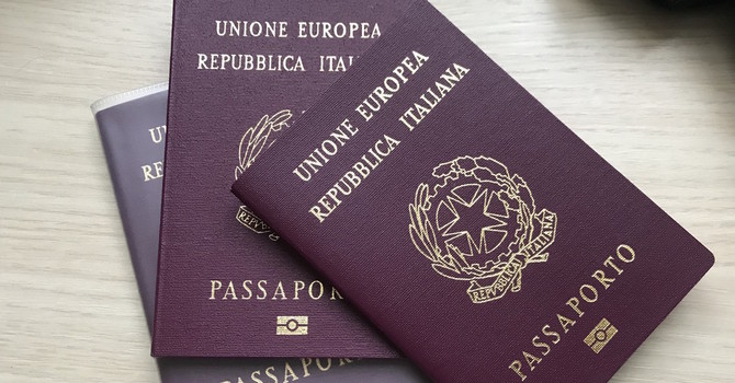 L'uomo aveva con sé un passaporto falso