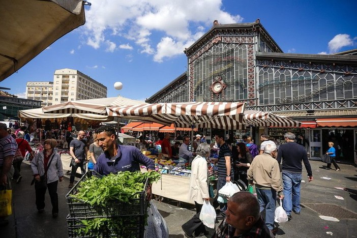 Controlli a tappeto al mercato di porta Palazzo: sequestrati verdure, frutta e 72 litri di latte