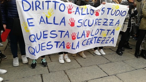 Bosso-Monti, la protesta arriva sotto i balconi del Comune di Torino (VIDEO)