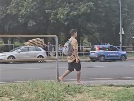 Legno ai senza fissa dimora per fare il fuoco al Parco Sempione: denunciati imprenditore e autista Legno ai senza fissa dimora per fare il fuoco al Parco Sempione: denunciati imprenditore e autista