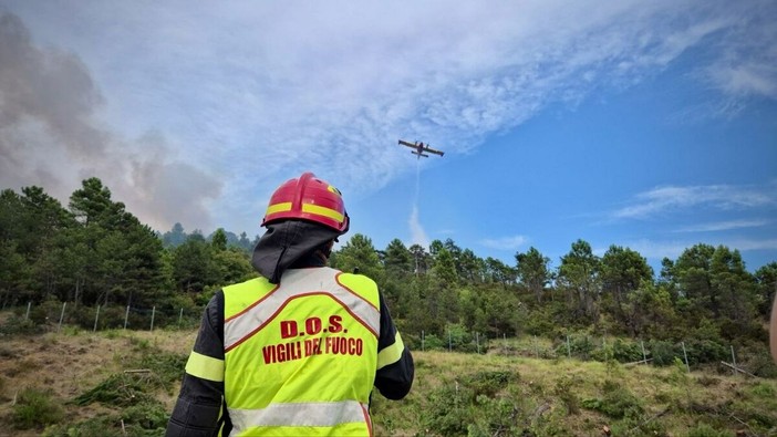 Incendi boschivi, il massiccio impiego di risorse dei Vigili del Fuoco: ore di intervento sei volte superiori al 2025
