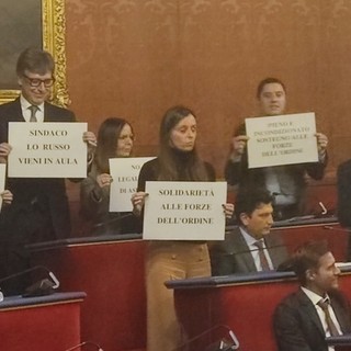 Violenza a Torino, il sindaco non interviene in Consiglio Comunale e la destra solleva cartelli: "Sala Rossa censurata"