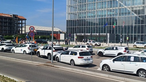 Abusivismo e concorrenza sleale, i taxisti protestano di fronte alla Regione