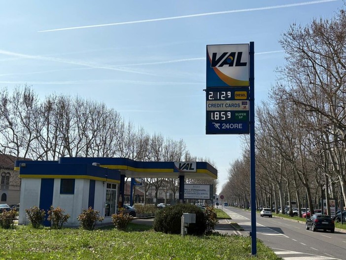Benzina e diesel, a Torino prezzi alle stelle anche alle pompe bianche