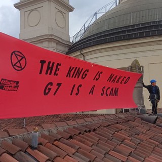 Attivisti di Extinction Rebellion sul tetto in piazza Carlina: &quot;Il re è nudo, il G7 è una presa in giro&quot; [VIDEO E FOTO]