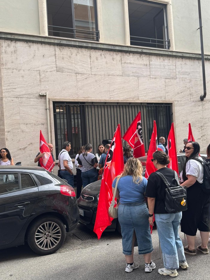 Protesta davanti alla sede Adecco di Torino