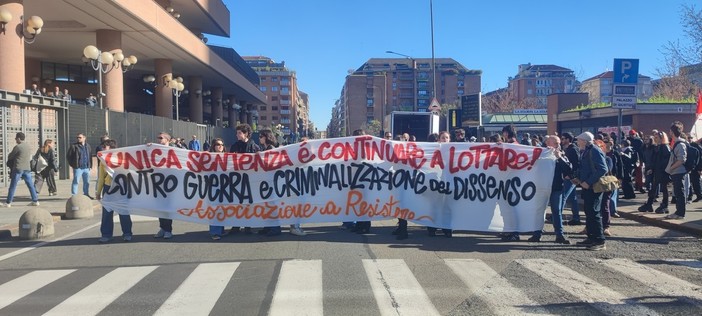 Presidio al tribunale aspettando la sentenza del processo ad Askatasuna