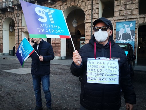 Torino, la protesta degli Ncc in piazza Castello: “Il decreto 135 ci uccide, chiederemo il reddito di cittadinanza” [VIDEO]