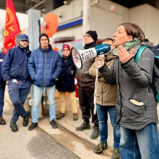 Manifestazione davanti alla sede Primotecs di Avigliana
