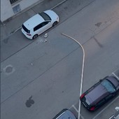 Crolla un palo della luce in via Avogadro: momenti di paura a Nichelino
