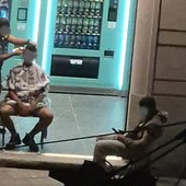 Una lettrice ci scrive: &quot;Parrucchiere abusivo in via Di Nanni opera in strada 24 ore su 24. Tutto normale?&quot;