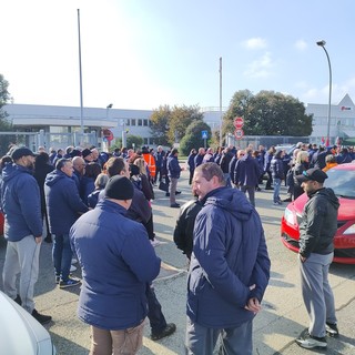 protesta davanti alla Lear di Grugliasco