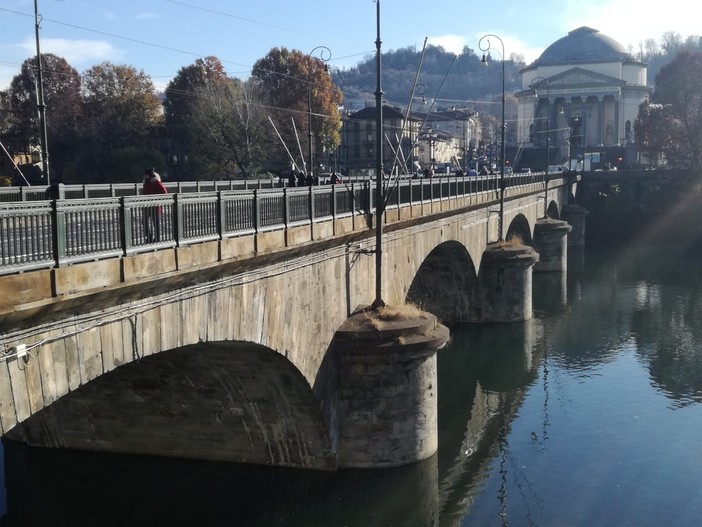 Dopo il restauro, sul ponte della Gran Madre tornano i lampioni storici